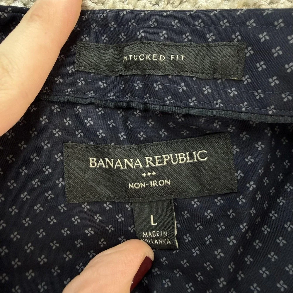 Banana Republic Dress Shirt Mens Large Blue Non Iron Untucked Fit Long Sleeve